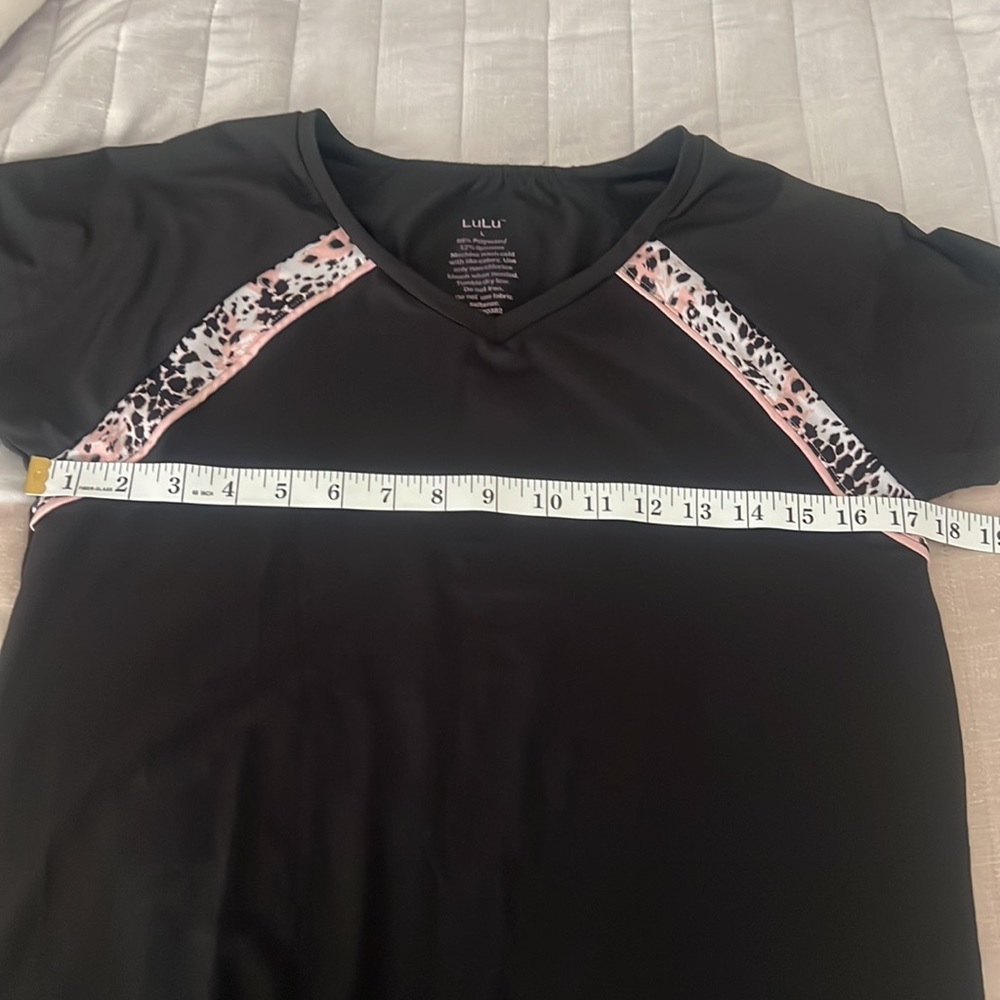 Lulu workout tee shirt with animal print detail - Picture 4 of 9